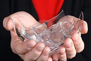 Té đập mặt vô ly nước, bé 1 tuổi mù mắt phải