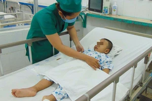 Chạy theo cha qua đường, con bị xe tải đụng dập não