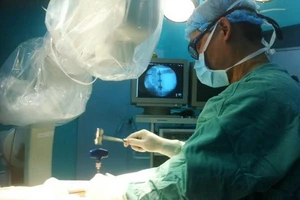 Bắt vít qua da để trị cột sống lung lay