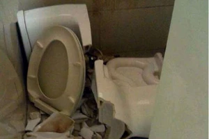 Mông bị cắt sâu do ngồi xổm làm sập bồn cầu