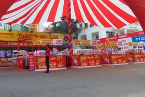 Hội chợ ế ẩm, kèn nhựa bán mỏi tay vì trận bóng lịch sử