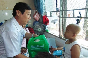 Lãnh đạo Sở Y tế thăm, tặng quà bệnh nhân ung thư