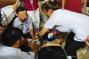 Hình ảnh đẹp người thầy thuốc ngày Tết