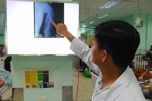 Nữ sinh 17 tuổi qua đời vì nhảy từ lầu cao 