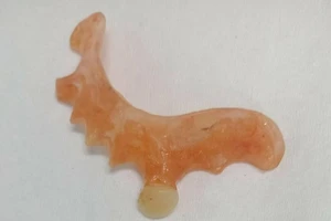 Uống nước nuốt luôn... răng giả