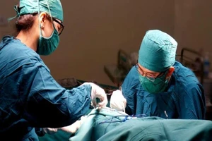 Que cá viên chiên đâm thủng hậu môn bé trai 7 tuổi