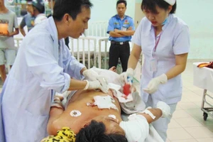 Bất đồng quan điểm khi... nhậu, cháu chém chú 10 nhát dao