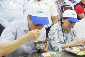 Ăn cơm cùng công nhân, Phó Thủ tướng Vũ Đức Đam khen ngon