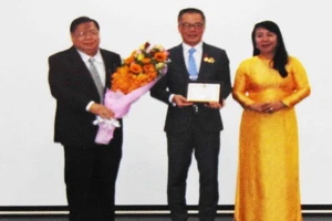 Giáo sư Úc được VN tặng kỷ niệm chương Vì sức khỏe nhân dân