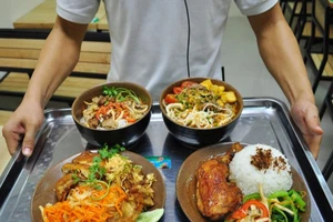 Nhiều nhà hàng bán thức ăn trôi nổi và hết hạn 