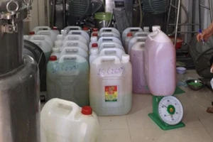 Phát hiện cơ sở sản xuất thực phẩm 'lụi'