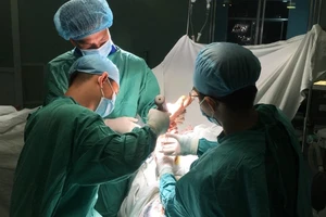 Gần 5 tiếng căng thẳng nối bàn tay đứt lìa cho nam thanh niên