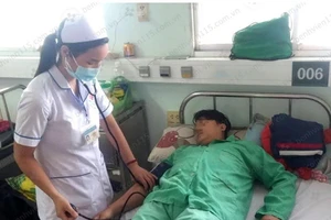 Diễn viên xiếc biểu diễn nuốt kiếm bị rách dạ dày