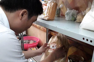Kiểm tra nơi cung cấp bánh mì, chà bông vụ ngộ độc 