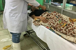 Khoa cấp cứu ngập, bác sĩ mang ủng điều trị bệnh nhân