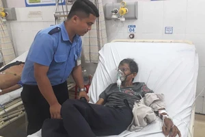 Bảo vệ cõng người bệnh nguy kịch đi cấp cứu