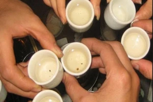 Bác sĩ mách cách nhận biết dấu hiệu bị ngộ độc rượu giả