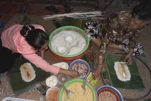 Giữ lệ gói bánh tét khi Tết đến ở Hóc Môn