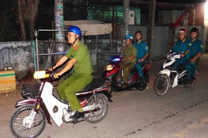 Dân quân tuần tra ngày Tết để bà con được ngủ ngon