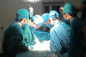 Ba êkíp cùng lúc phẫu thuật ca gãy 5 xương sườn, dập thận