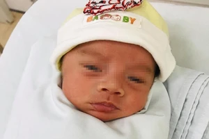 Bé trai bị bỏ rơi đã được người nhà đón về