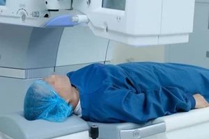 Người bị lão thị khỏi cần kính mà vẫn nhìn rõ 