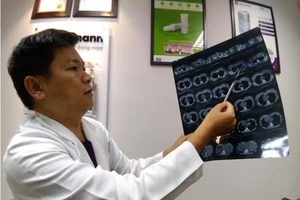 Bộ ngực hóa 'đá' sau 10 năm bơm silicon dạo