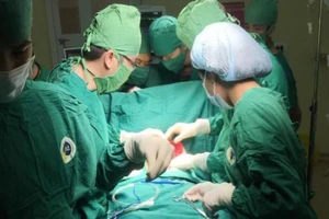 Đang cưa gỗ, người đàn ông bị lưỡi cưa cắt sâu ngang bụng 