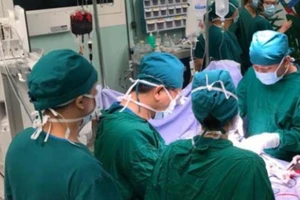 Hai bệnh viện hợp sức cứu sống bệnh nhân gần đứt lìa tay trái