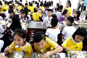 Hơn 20 học sinh tiểu học nhập viện sau bữa ăn xế tại trường