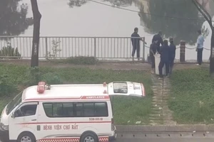 Thực hư Bệnh viện Chợ Rẫy đổ chất thải xuống kênh