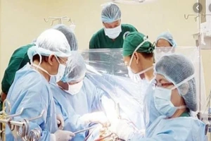 Khối u lở loét do tin lời thầy lang 