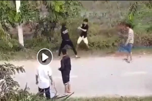 Công an truy tìm học sinh cầm dao dí bạn ở Hóc Môn