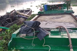 Bắt giữ 2 ghe hút trộm cát trên sông Sài Gòn