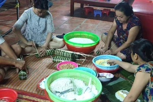 Có một nhà ở Hóc Môn giữ tập tục gói bánh tét cúng ông bà