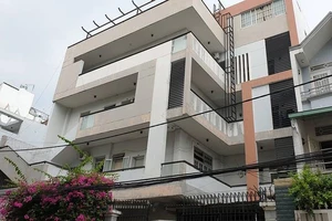 Sức khỏe cha con bị rơi thang máy ổn định