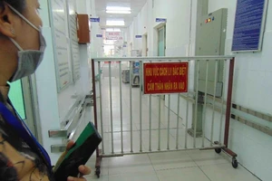 Ba người TQ rời khỏi nơi lưu trú khi đang bị cách ly