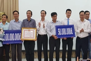 TP.HCM khen thưởng hai bệnh viện chữa khỏi COVID-19