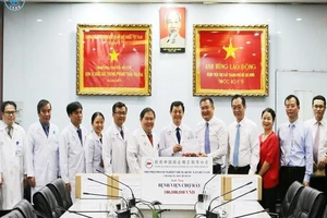 Tổng lãnh sự Trung Quốc tặng quà cho Bệnh viện Chợ Rẫy