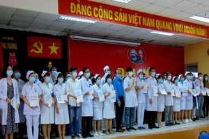 BV Trưng Vương trao bảo hiểm COVID-19 cho 81 nhân viên y tế