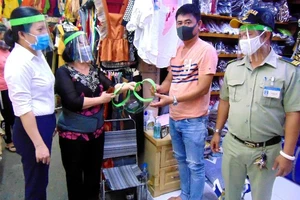 TP.HCM: Chợ Hóc Môn tặng tiểu thương mũ kính phòng COVID-19