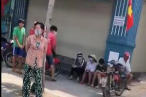 Dịch COVID-19: Yêu cầu một tiệm vàng ngưng phát cơm từ thiện