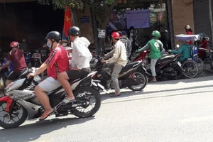 Hóc Môn ngưng 3 điểm phát quà từ thiện vì tập trung đông 