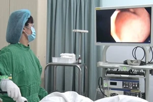 Hy hữu: Ăn thịt lươn nuốt luôn lưỡi câu