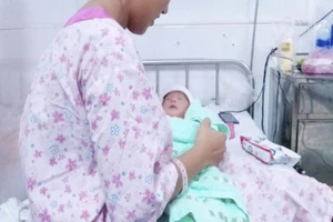 Xe cấp cứu 2 bánh vô hẻm sâu hỗ trợ sản phụ sinh con