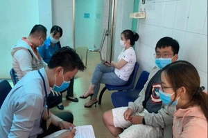 TP.HCM: Đường dây nóng các trung tâm y tế 'cháy máy'