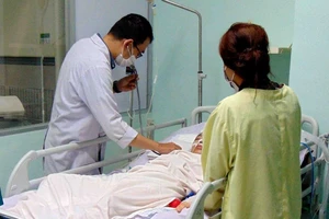 Vụ pate Minh Chay: 3 bệnh nhân ở TP.HCM thở máy, liệt tay chân