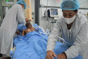 Cứu sống người đột quỵ trên cây khi đang hái dừa