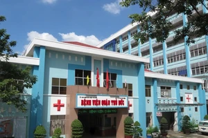 Mẹ bỏ con vô thùng rác trong nhà vệ sinh sau khi sinh rớt