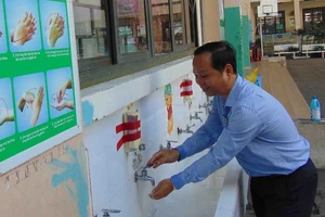 Đừng xem hành động khử khuẩn sau bắt tay là bất lịch sự